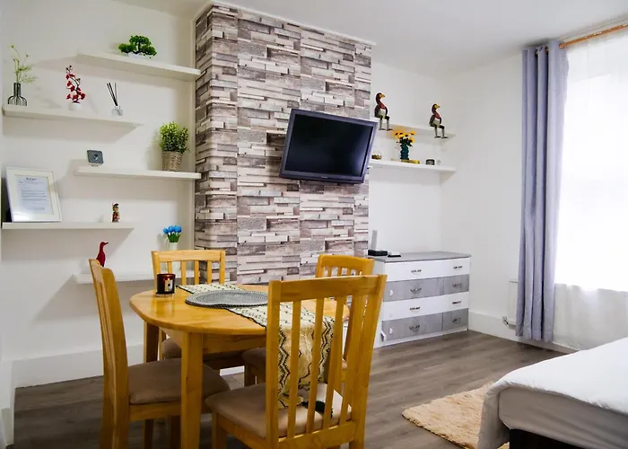 Central Ground Floor Flat Free Parking